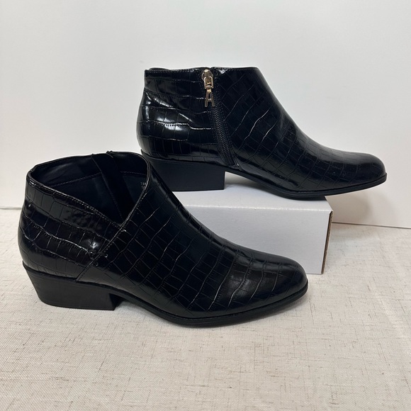 AEROSOLES Black Ankle Booties with Sleek Design - Picture 2 of 11